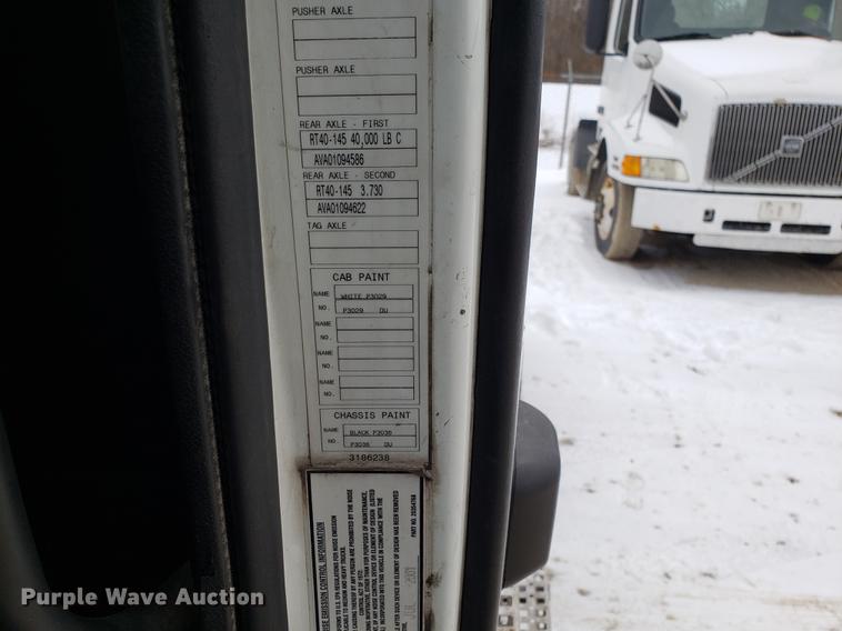 image for item DD3990 2002 Volvo VN semi truck