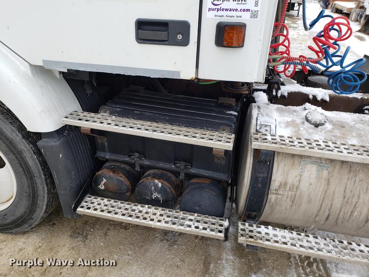 image for item DD3990 2002 Volvo VN semi truck