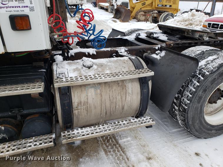 image for item DD3990 2002 Volvo VN semi truck