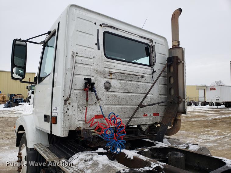 image for item DD3990 2002 Volvo VN semi truck