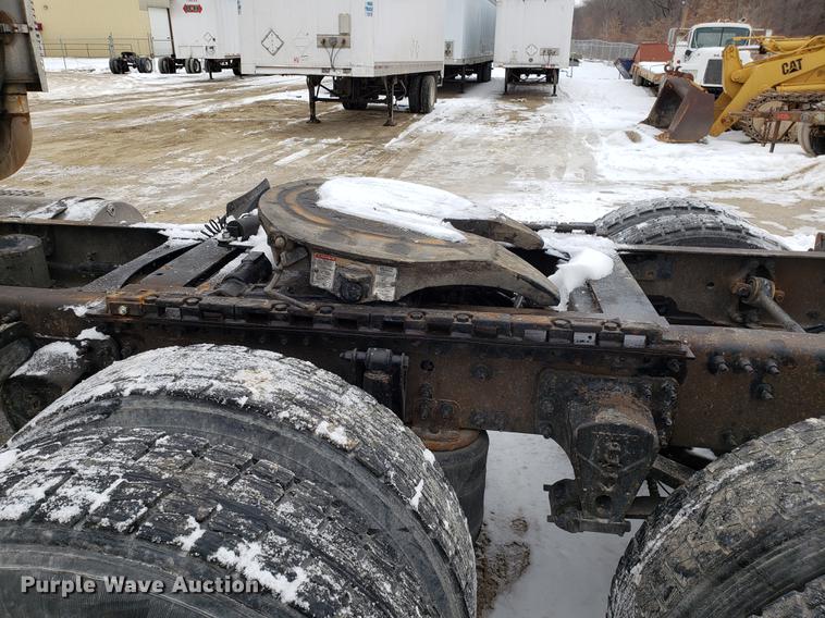 image for item DD3990 2002 Volvo VN semi truck