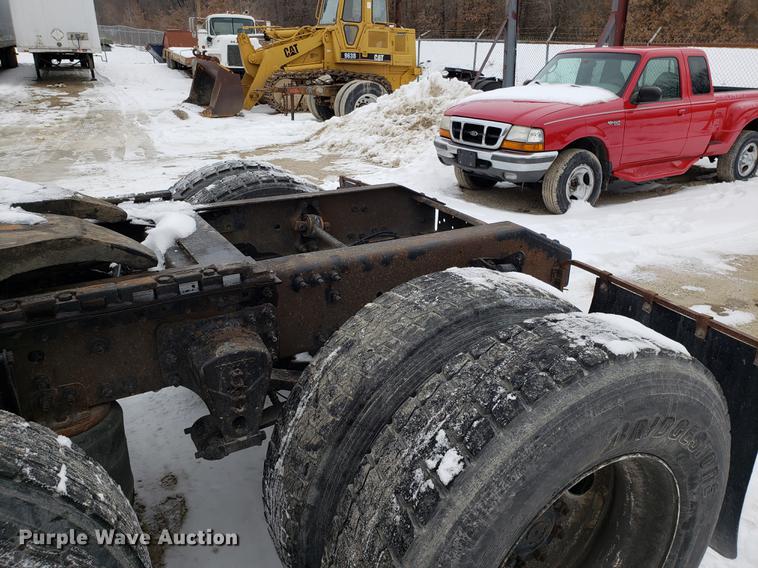 image for item DD3990 2002 Volvo VN semi truck