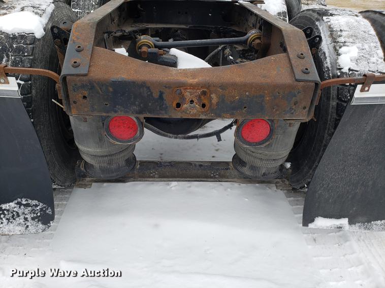 image for item DD3990 2002 Volvo VN semi truck