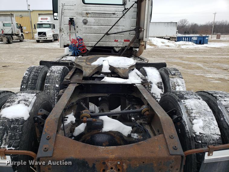 image for item DD3990 2002 Volvo VN semi truck