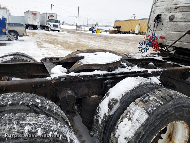 image for item DD3990 2002 Volvo VN semi truck