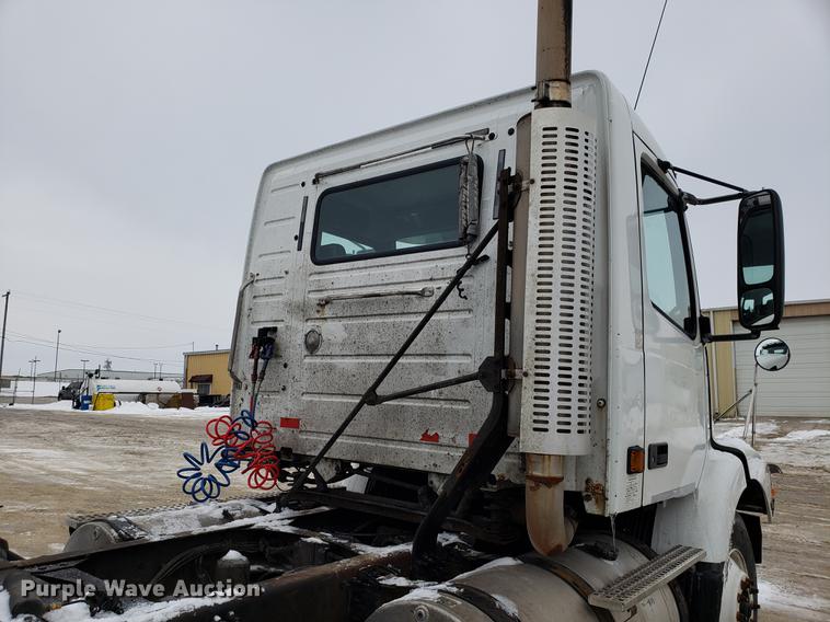 image for item DD3990 2002 Volvo VN semi truck