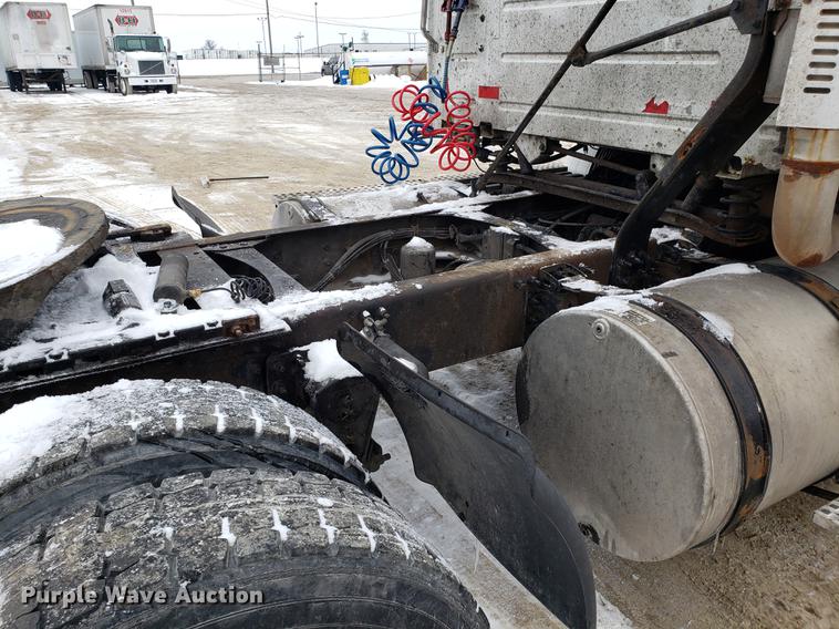 image for item DD3990 2002 Volvo VN semi truck