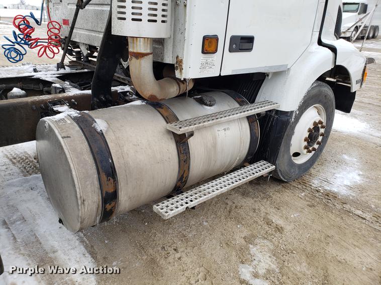 image for item DD3990 2002 Volvo VN semi truck