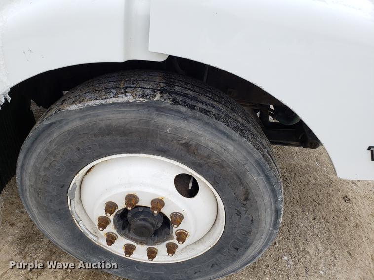 image for item DD3990 2002 Volvo VN semi truck