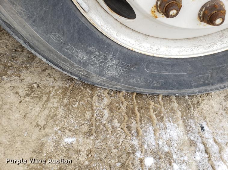 image for item DD3990 2002 Volvo VN semi truck