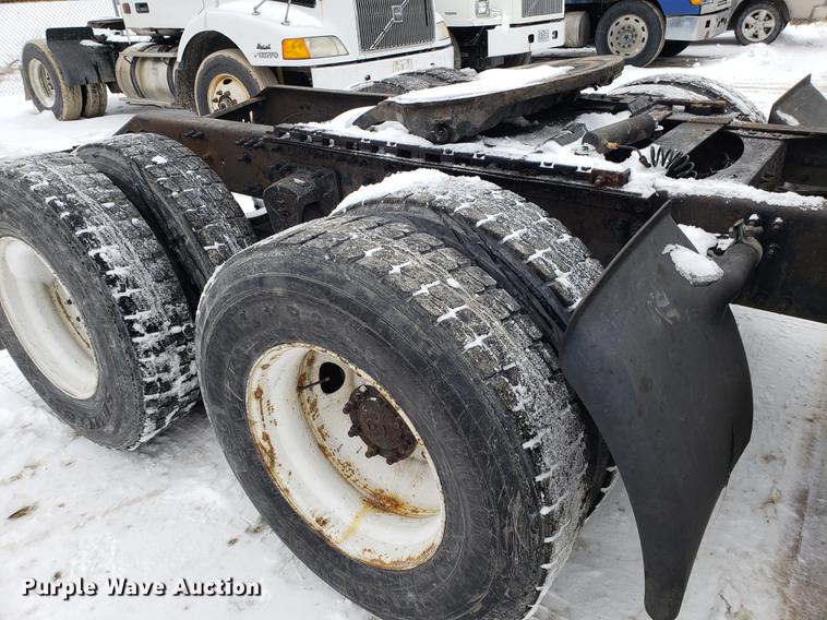 image for item DD3990 2002 Volvo VN semi truck