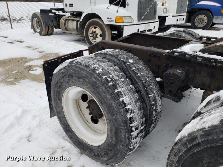 image for item DD3990 2002 Volvo VN semi truck