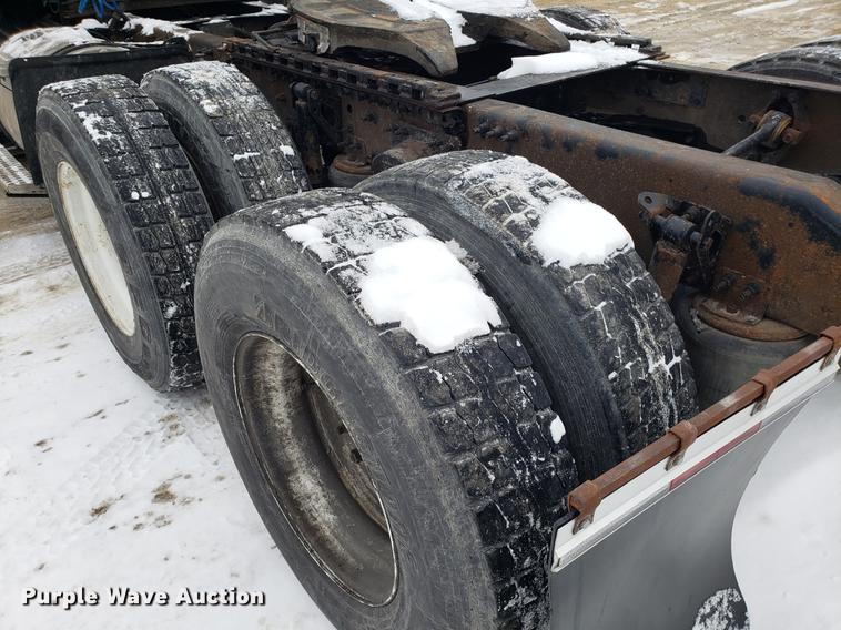 image for item DD3990 2002 Volvo VN semi truck