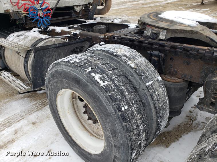 image for item DD3990 2002 Volvo VN semi truck