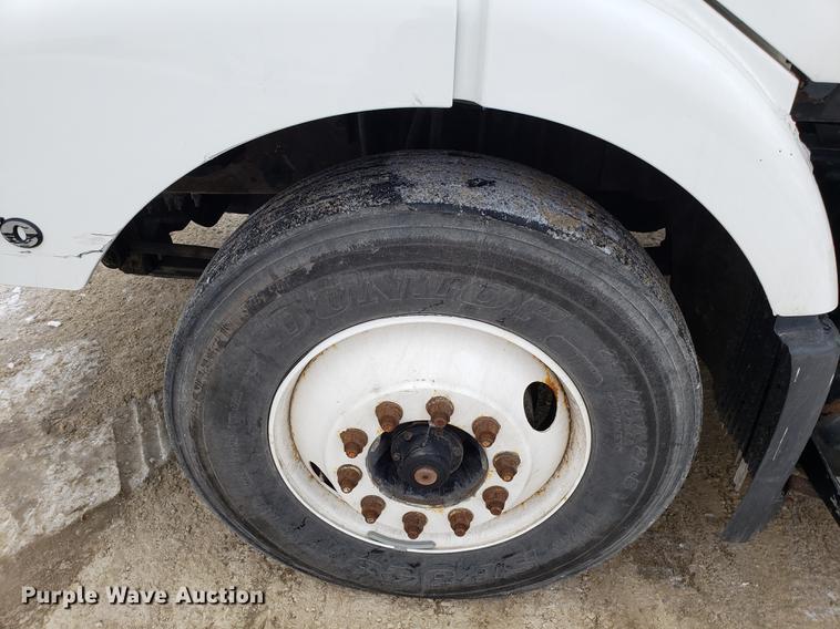 image for item DD3990 2002 Volvo VN semi truck