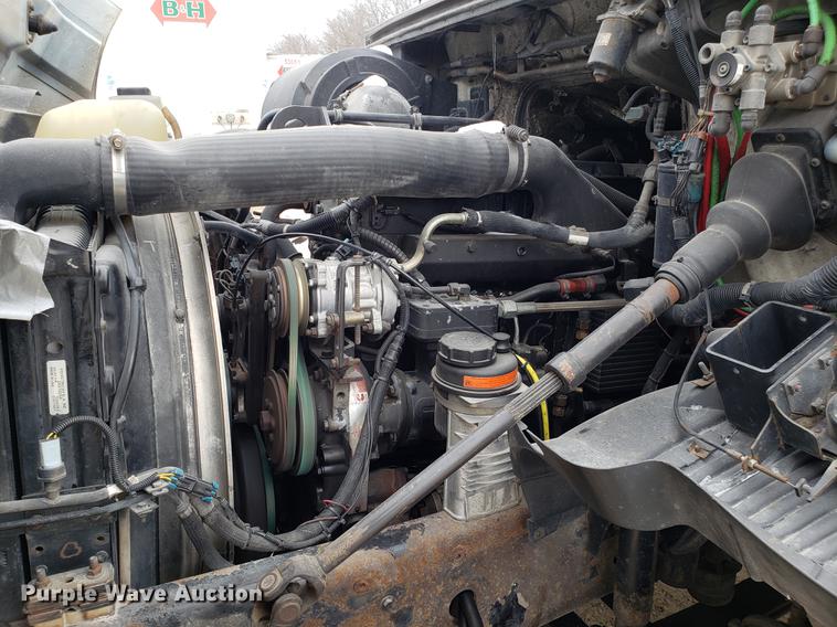 image for item DD3990 2002 Volvo VN semi truck