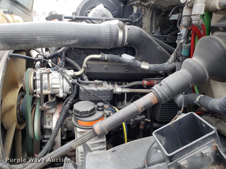 image for item DD3990 2002 Volvo VN semi truck