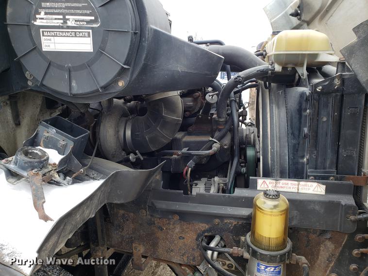 image for item DD3990 2002 Volvo VN semi truck