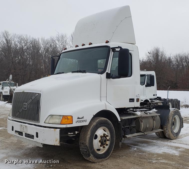 image for item DD3991 1999 Volvo VN semi truck