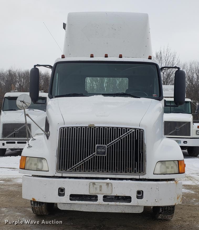 image for item DD3991 1999 Volvo VN semi truck