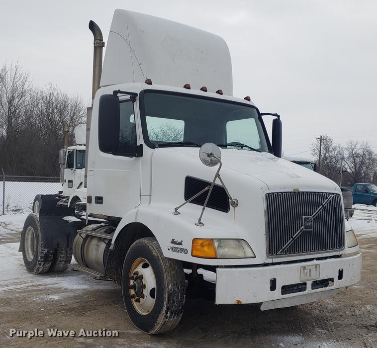 image for item DD3991 1999 Volvo VN semi truck
