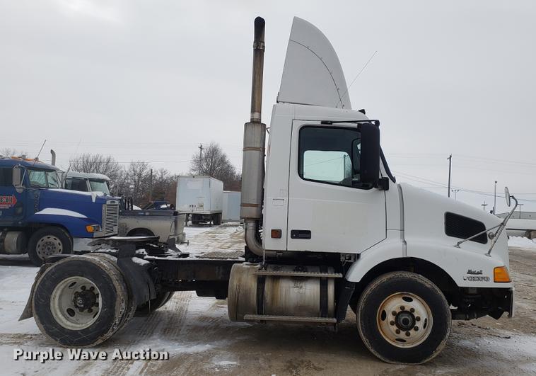 image for item DD3991 1999 Volvo VN semi truck