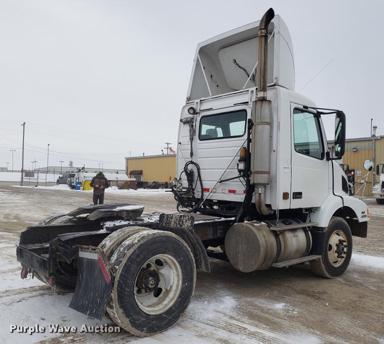 image for item DD3991 1999 Volvo VN semi truck