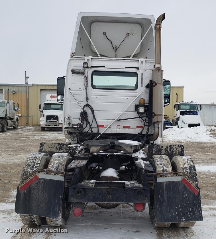 image for item DD3991 1999 Volvo VN semi truck