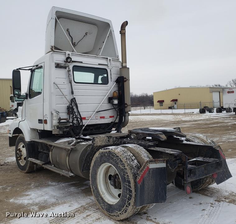 image for item DD3991 1999 Volvo VN semi truck