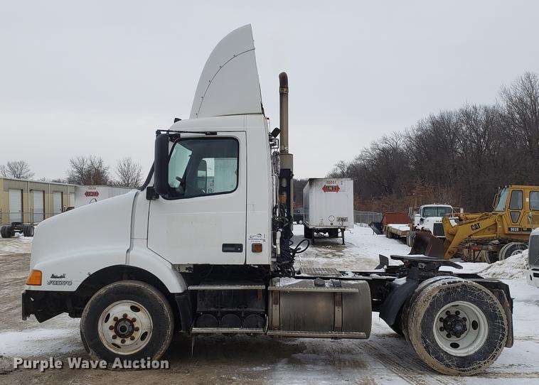 image for item DD3991 1999 Volvo VN semi truck