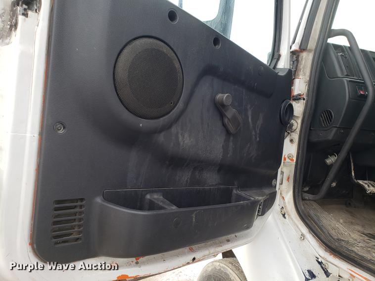 image for item DD3991 1999 Volvo VN semi truck