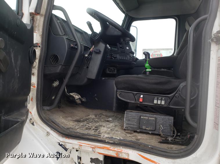 image for item DD3991 1999 Volvo VN semi truck