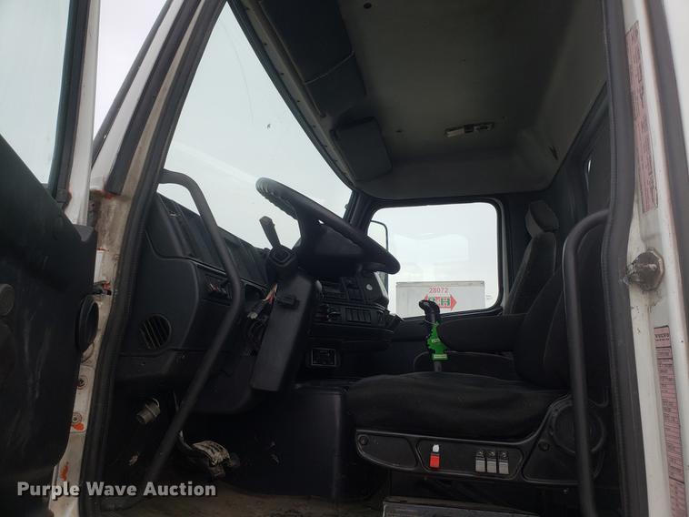 image for item DD3991 1999 Volvo VN semi truck