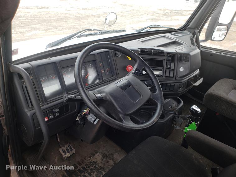 image for item DD3991 1999 Volvo VN semi truck