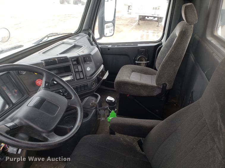 image for item DD3991 1999 Volvo VN semi truck