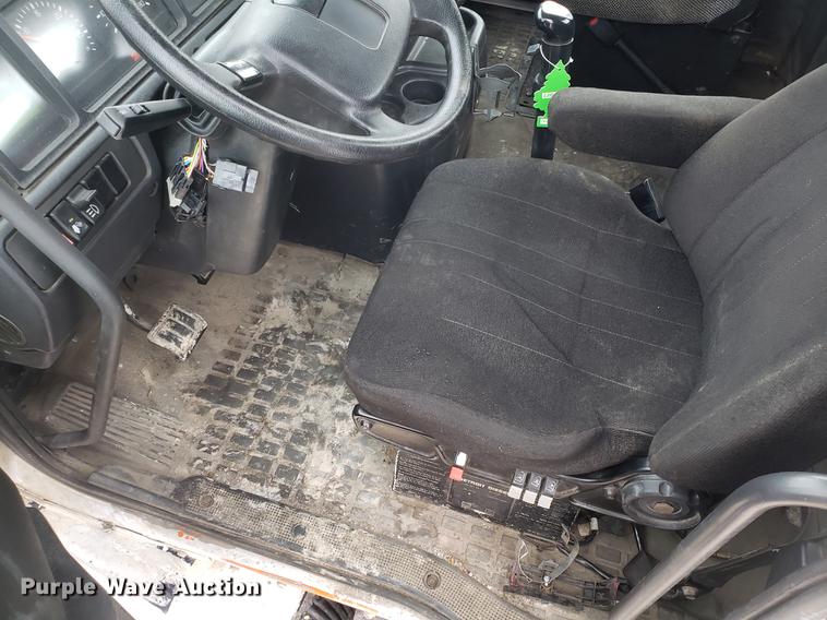 image for item DD3991 1999 Volvo VN semi truck