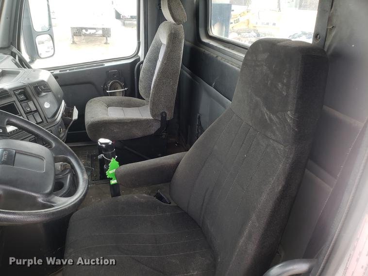 image for item DD3991 1999 Volvo VN semi truck