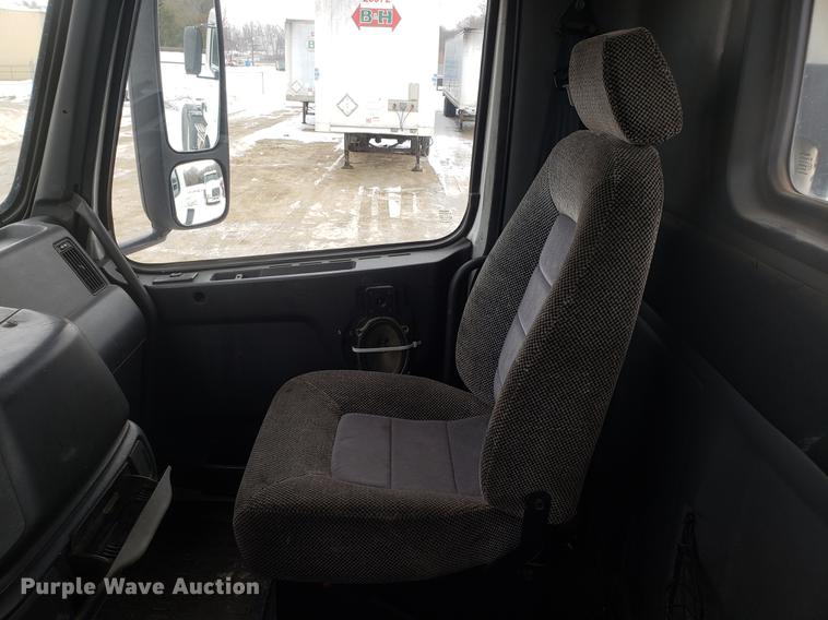 image for item DD3991 1999 Volvo VN semi truck