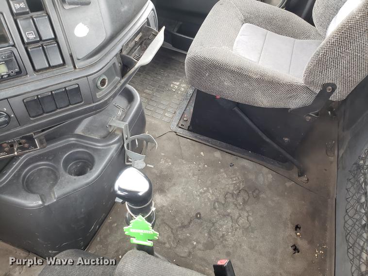 image for item DD3991 1999 Volvo VN semi truck