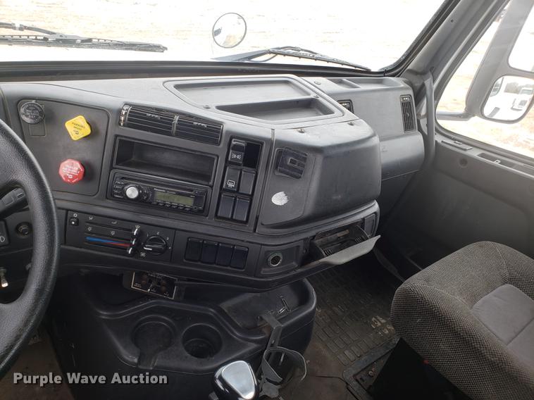 image for item DD3991 1999 Volvo VN semi truck