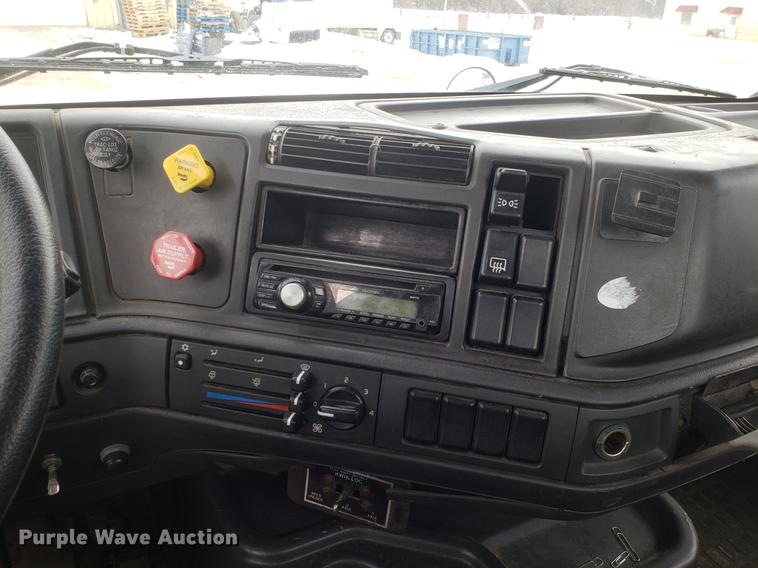 image for item DD3991 1999 Volvo VN semi truck