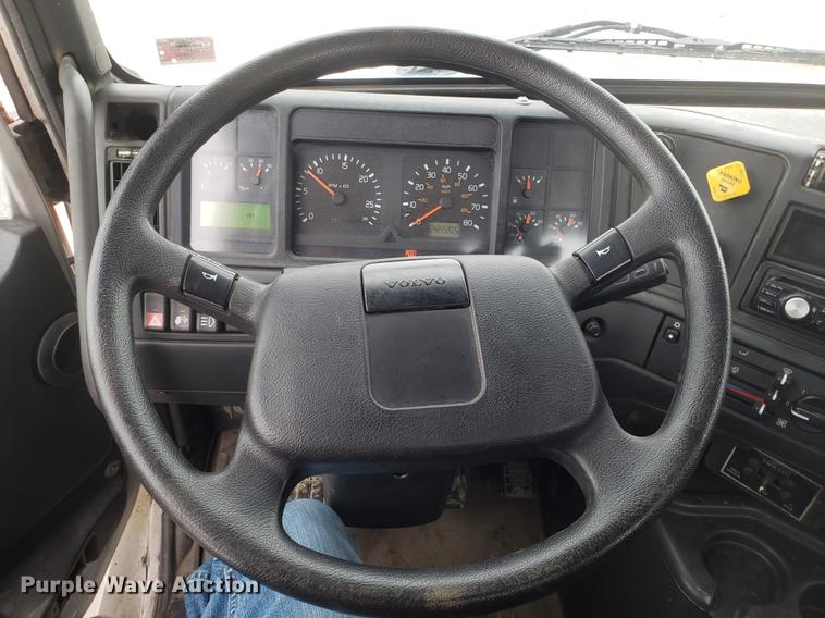 image for item DD3991 1999 Volvo VN semi truck