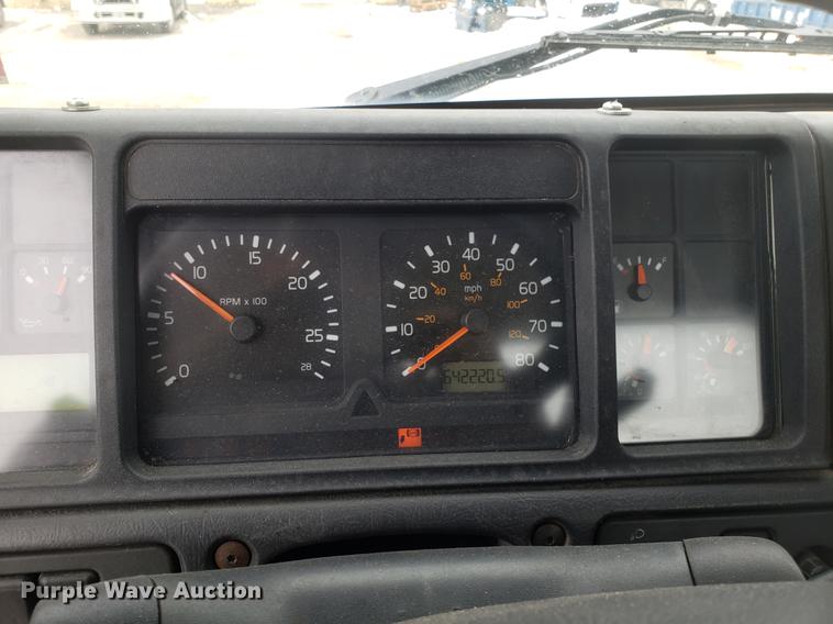 image for item DD3991 1999 Volvo VN semi truck