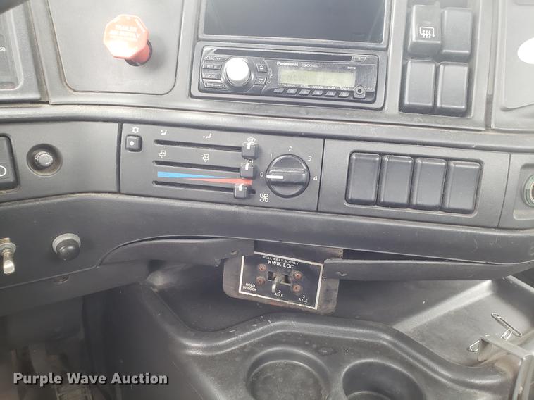 image for item DD3991 1999 Volvo VN semi truck