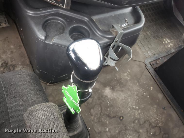 image for item DD3991 1999 Volvo VN semi truck