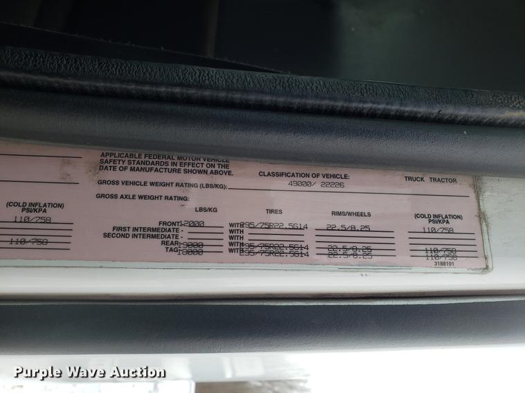 image for item DD3991 1999 Volvo VN semi truck