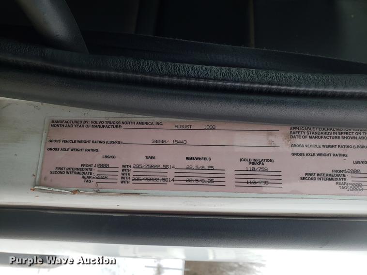 image for item DD3991 1999 Volvo VN semi truck