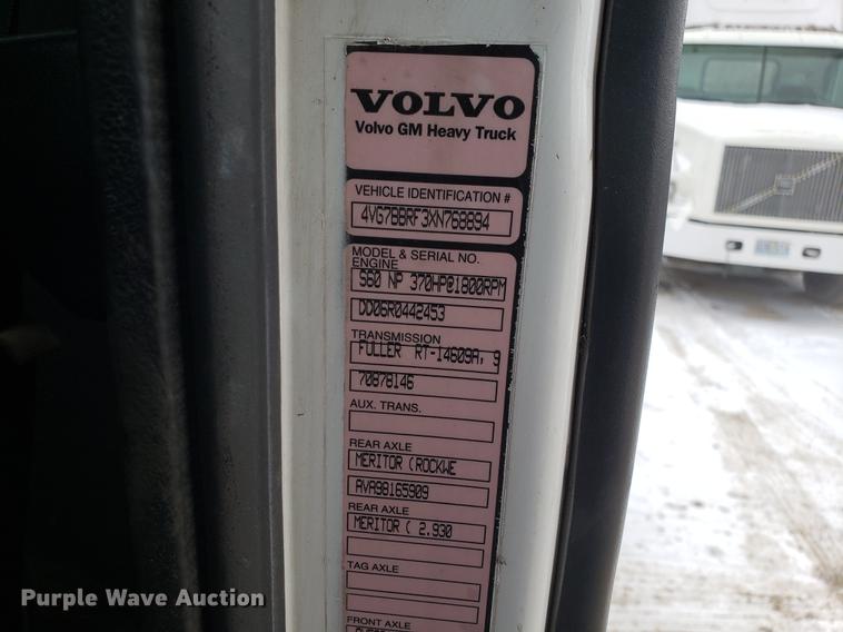 image for item DD3991 1999 Volvo VN semi truck