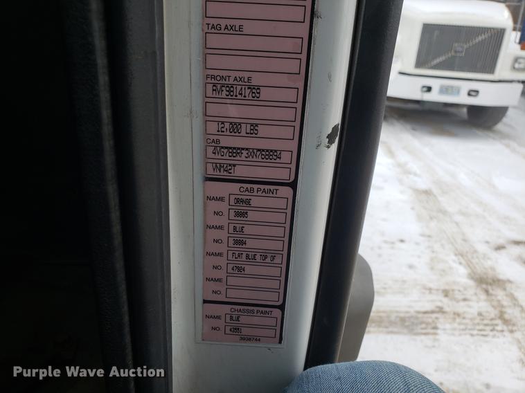 image for item DD3991 1999 Volvo VN semi truck