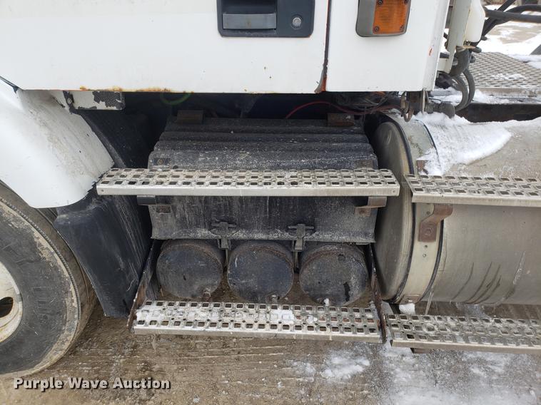 image for item DD3991 1999 Volvo VN semi truck